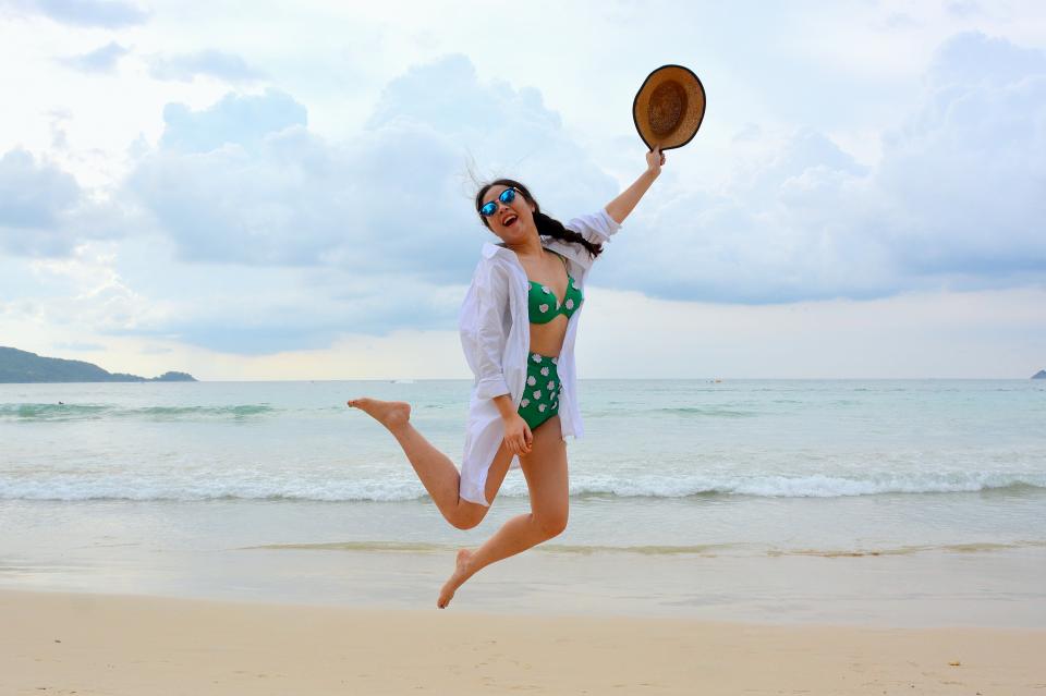 水着の女性ジャンプ