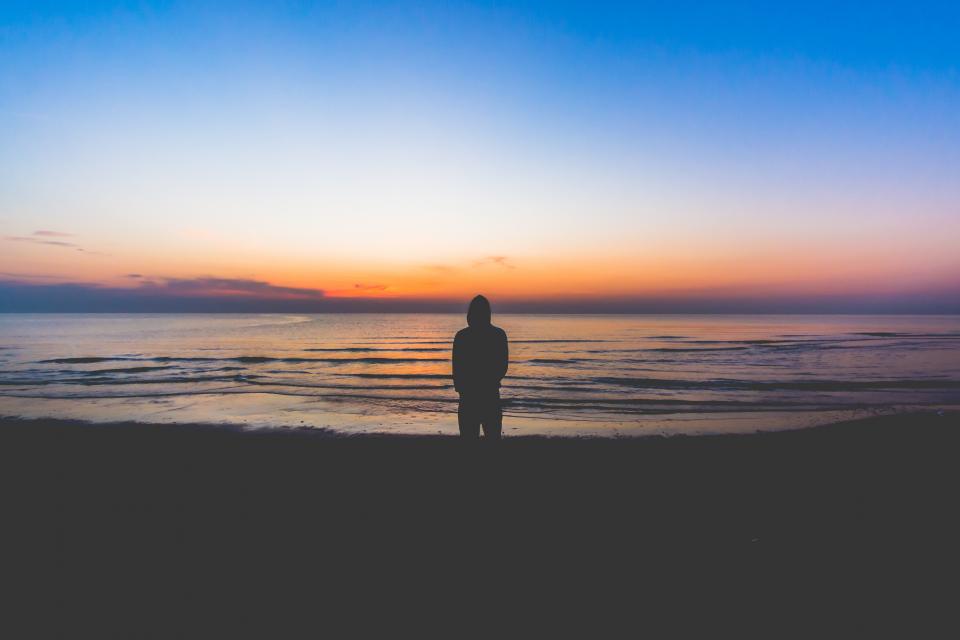 夕焼け男性