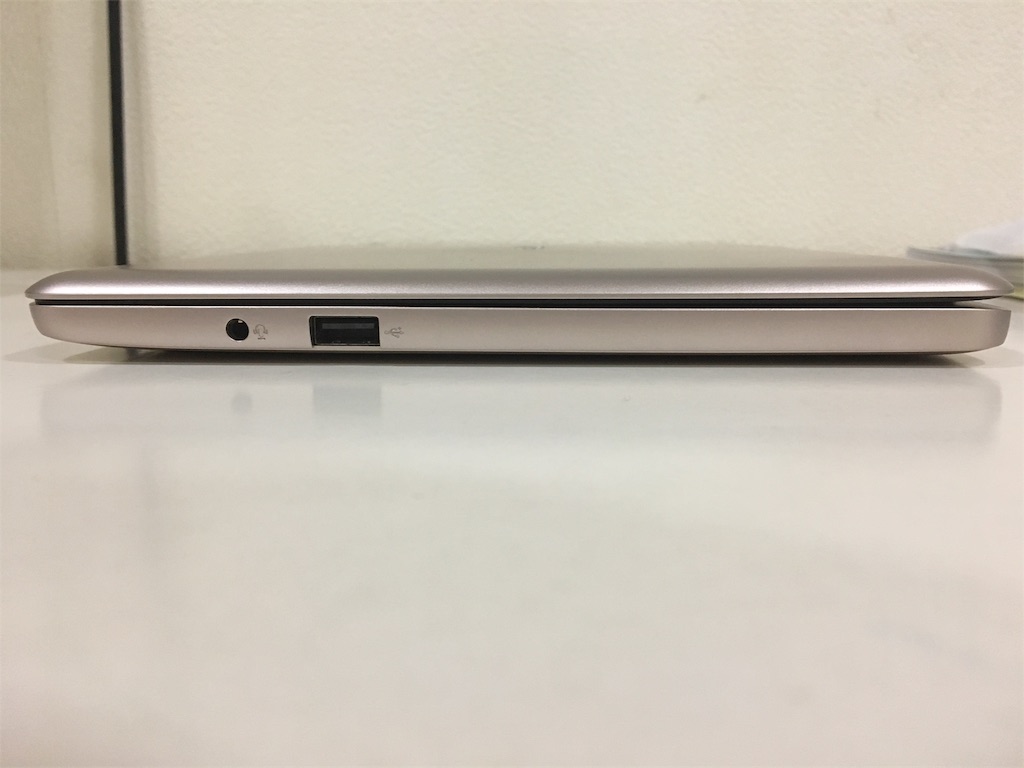 ASUS VivoBook E200HA-8350右側 ASUS VivoBook E200HA-8350右側